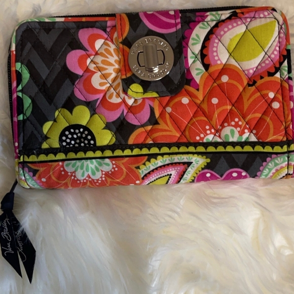 Vera Bradley never used wallet 💖 - Picture 1 of 6